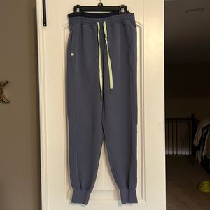 Fig’s space navy scrub set.  Small top and xs petite jogger pant. EUC